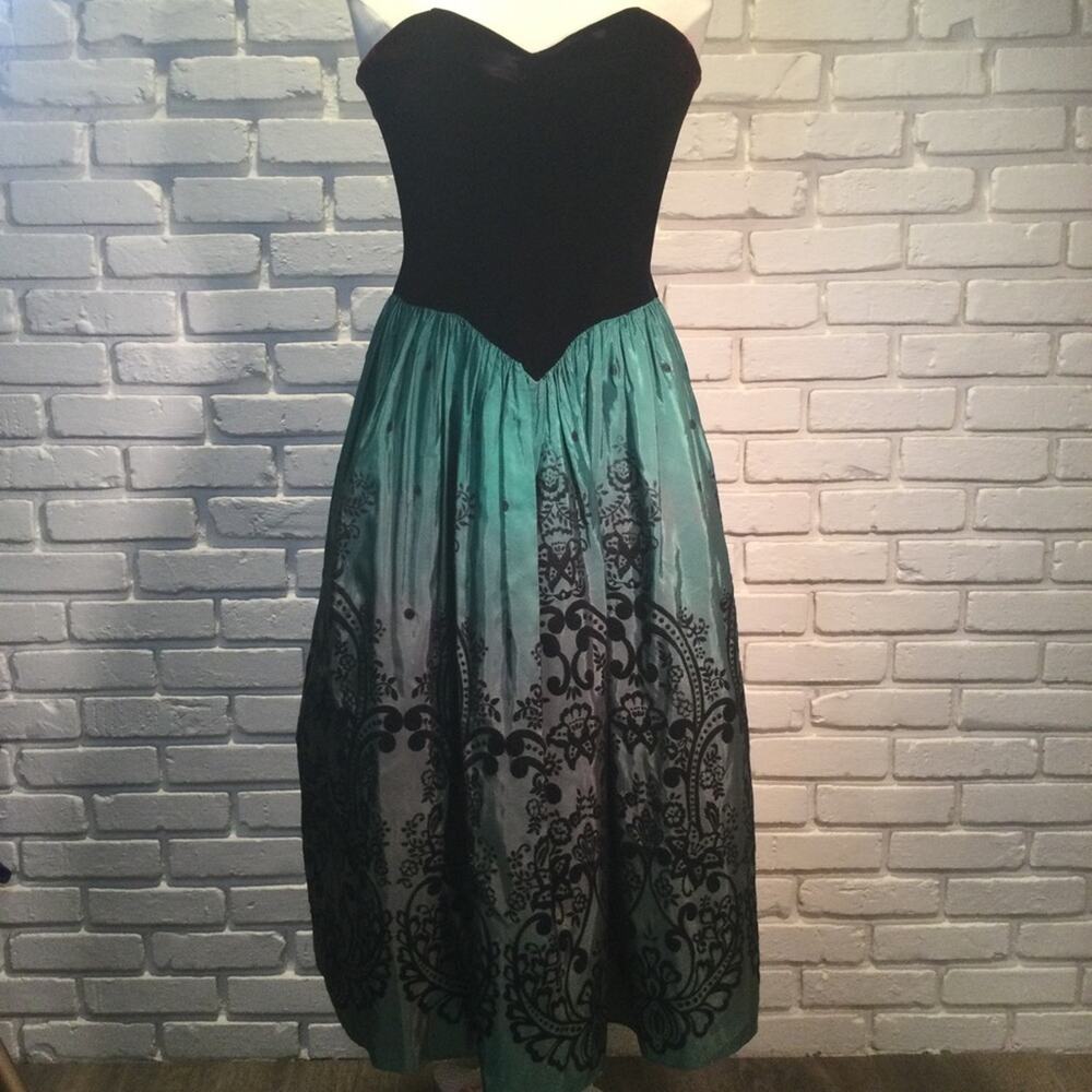 Scott McClintock Black velvet vintage green puffy formal holiday attire 4